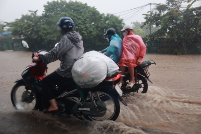 Các tỉnh từ Hà Tĩnh đến Quảng Ngãi đón mưa dông dài ngày - Ảnh 1.