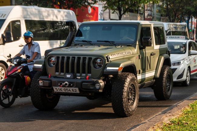 Tậu thêm Jeep mới chỉ khác màu, ông Đặng Lê Nguyên Vũ nói siêu xe chỉ để đi cho vui thôi - Ảnh 6.