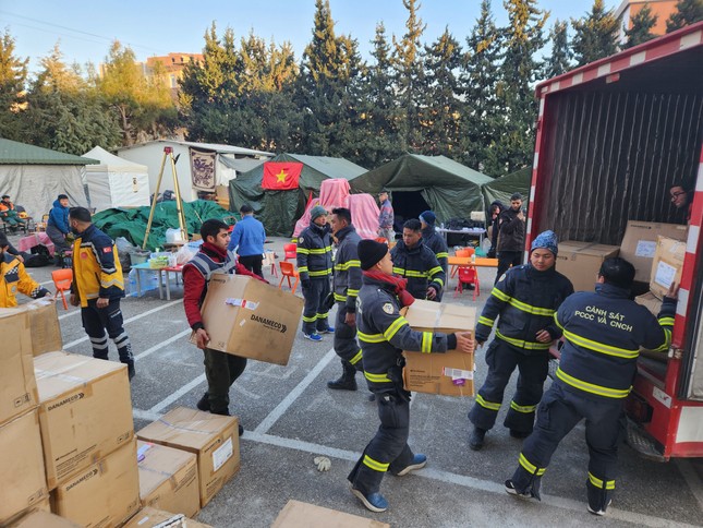 Hoàn thành xuất sắc nhiệm vụ tại Thổ Nhĩ Kỳ, Đoàn cứu hộ của Bộ Công an đã về tới Nội Bài - Ảnh 5.