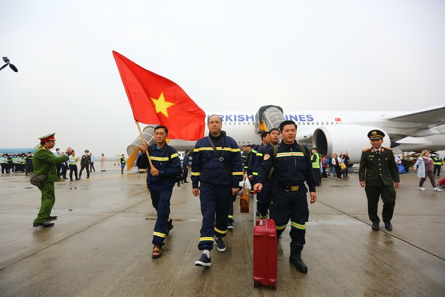 Hoàn thành xuất sắc nhiệm vụ tại Thổ Nhĩ Kỳ, Đoàn cứu hộ của Bộ Công an đã về tới Nội Bài - Ảnh 1.