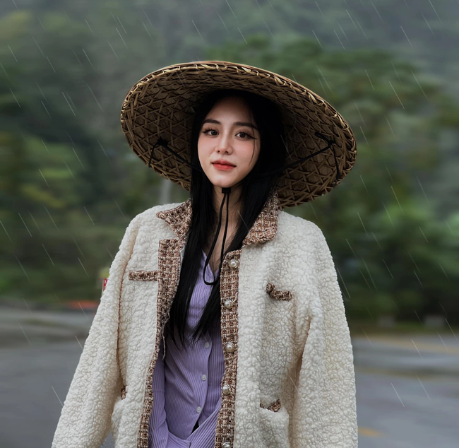 Minh Thu – hiện tượng mạng từng gây ồn ào hiện tại: Nhan sắc và style khác lạ, rộ tin đã bỏ nghề dạy học?