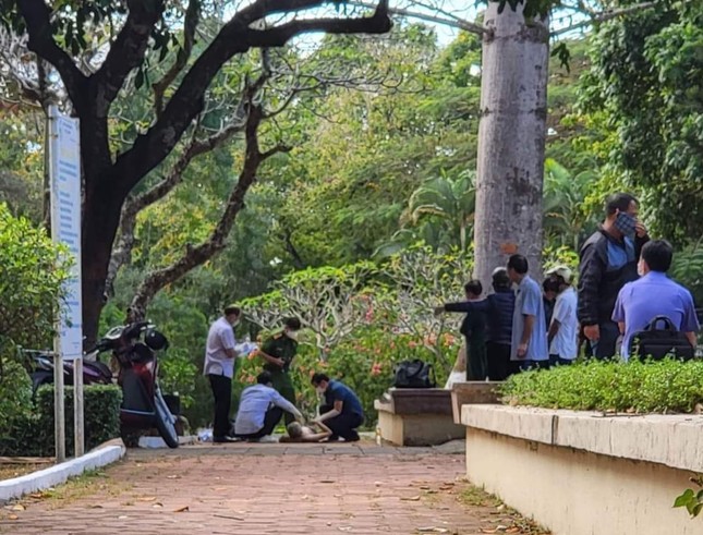 Phát hiện người đàn ông tử vong dưới gốc cây, cạnh đài liệt sĩ