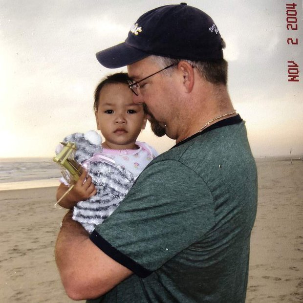 Cuộc sống hiện tại của b&eacute; g&aacute;i gốc Việt bị bố mẹ nổ bom mất 2 ch&acirc;n: Được b&aacute;o ch&iacute; thế giới gọi l&agrave; nữ k&igrave;nh ngư thần kỳ, trở th&agrave;nh đại sứ truyền cảm hứng cho những người khuyết tật - Ảnh 8.