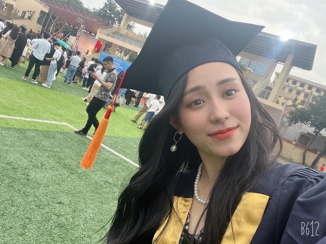 Minh Thu - hiện tượng mạng từng gây ồn ào hiện tại: Nhan sắc và style khác lạ, rộ tin đã bỏ nghề dạy học? - Ảnh 5.