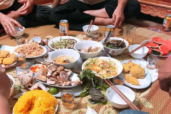 Họp họ đầu năm hô hào quyên góp, bố chồng đang bối rối thì nàng dâu có pha cứu nguy siêu chất - Ảnh 1. Họp họ đầu năm hô hào quyên góp, bố chồng đang bối rối thì nàng dâu có pha cứu nguy siêu chất - Ảnh 1.