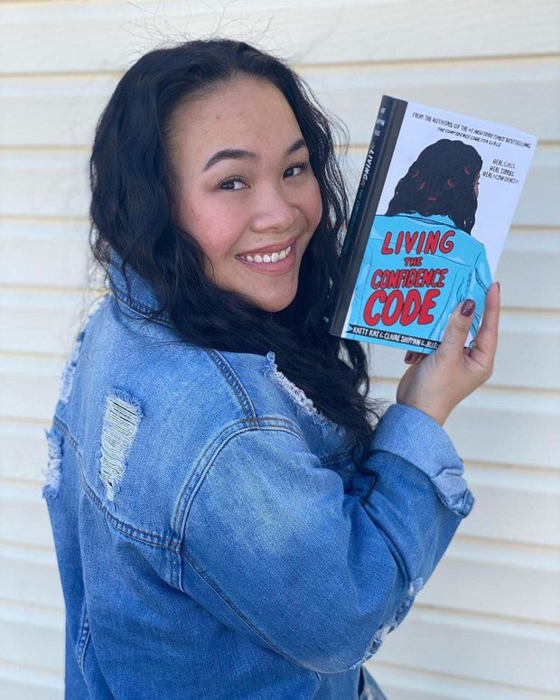 Cuộc sống hiện tại của b&eacute; g&aacute;i gốc Việt bị bố mẹ nổ bom mất 2 ch&acirc;n: Được b&aacute;o ch&iacute; thế giới gọi l&agrave; nữ k&igrave;nh ngư thần kỳ, trở th&agrave;nh đại sứ truyền cảm hứng cho những người khuyết tật - Ảnh 1.