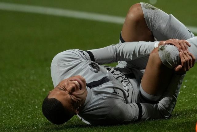 Đêm kinh hoàng của Mbappe: 2 lần hỏng penalty, đau đớn vì chấn thương và bị chế nhạo - Ảnh 1. Đêm kinh hoàng của Mbappe: 2 lần hỏng penalty, đau đớn vì chấn thương và bị chế nhạo - Ảnh 1.