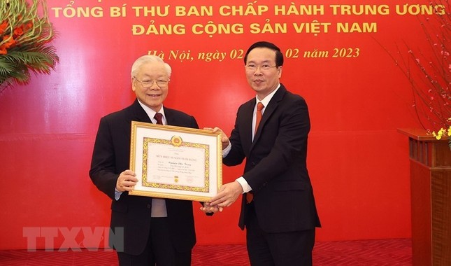 Trao Huy hiệu 55 năm tuổi Đảng tặng Tổng Bí thư Nguyễn Phú Trọng - Ảnh 1.