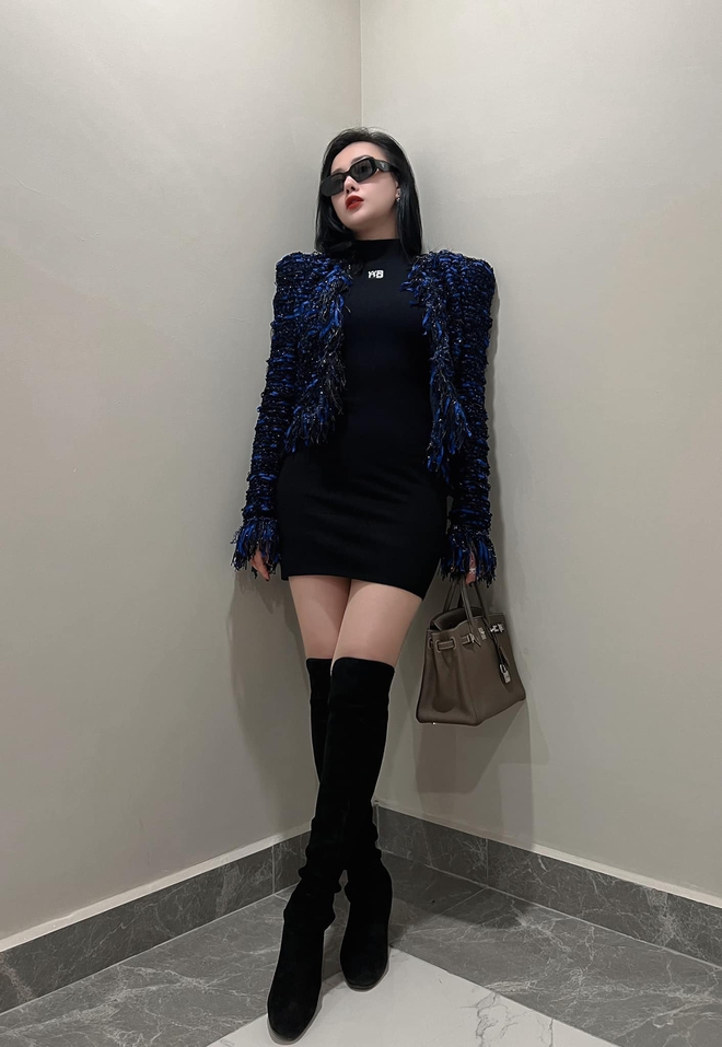Style của Phương Oanh - Shark Bình tại trời Tây khiến netizen thở dài vì sến cả đôi, nhìn như đang nắm tay nhau bước lùi về quá khứ - Ảnh 6. Style của Phương Oanh - Shark Bình tại trời Tây khiến netizen thở dài vì sến cả đôi, nhìn như đang nắm tay nhau bước lùi về quá khứ - Ảnh 6.