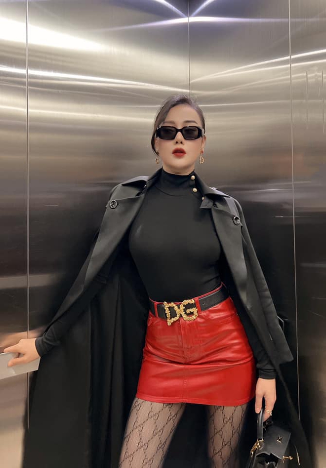 Style của Phương Oanh - Shark Bình tại trời Tây khiến netizen thở dài vì sến cả đôi, nhìn như đang nắm tay nhau bước lùi về quá khứ - Ảnh 5. Style của Phương Oanh - Shark Bình tại trời Tây khiến netizen thở dài vì sến cả đôi, nhìn như đang nắm tay nhau bước lùi về quá khứ - Ảnh 5.