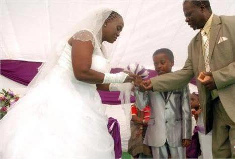 Cậu bé 9 tuổi kết hôn với người phụ nữ 62 tuổi: Câu chuyện phía sau khiến nhiều người cảm động - Ảnh 4.