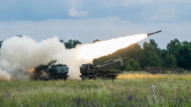 Chứng minh hiệu quả ở Ukraine, tổ hợp tên lửa M142 HIMARS hút khách - Ảnh 1.