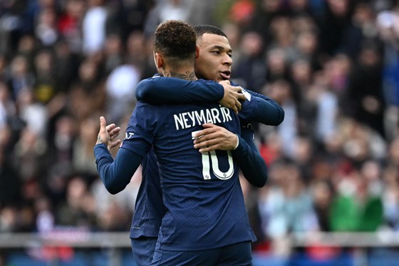 Neymar được Mbappe an ủi sau khi dính chấn thương nặng - Ảnh 2.