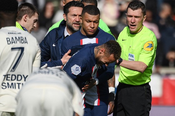 Neymar được Mbappe an ủi sau khi dính chấn thương nặng - Ảnh 1.
