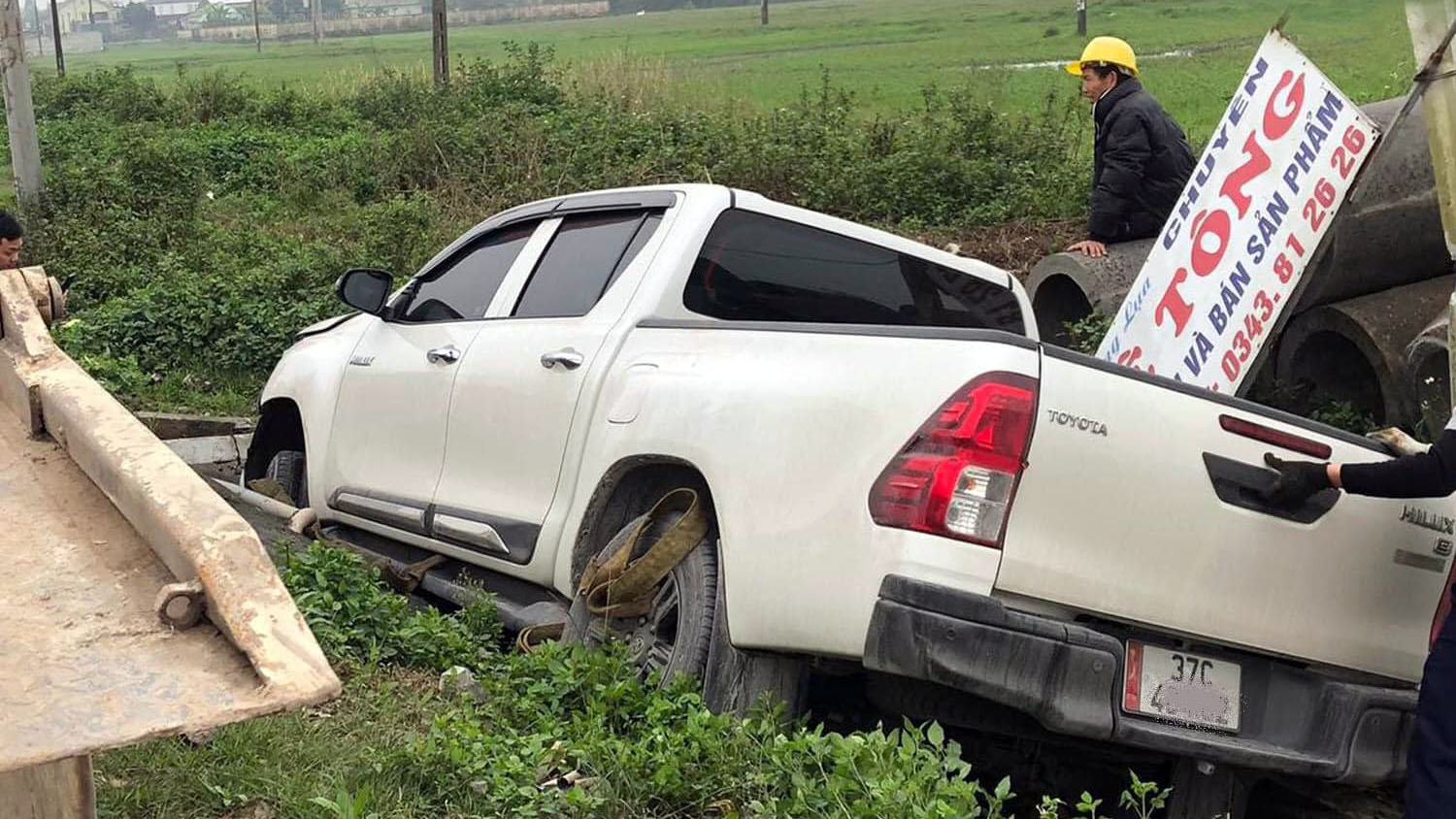 Đằng sau những bức ảnh TNGT: Mất lái, Toyota Hilux lao thẳng xuống mương - Ảnh 3.