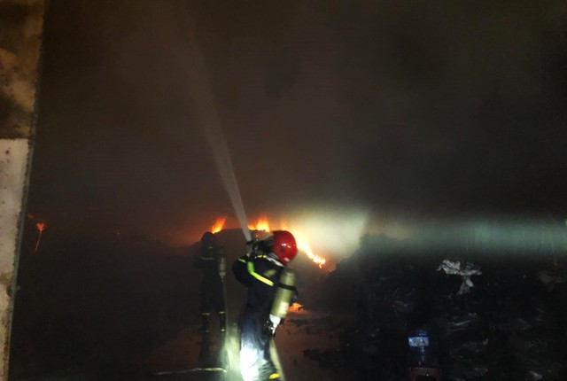 Cháy lớn tại kho than củi 200 tấn, cảnh sát xuyên đêm dập lửa - Ảnh 1.