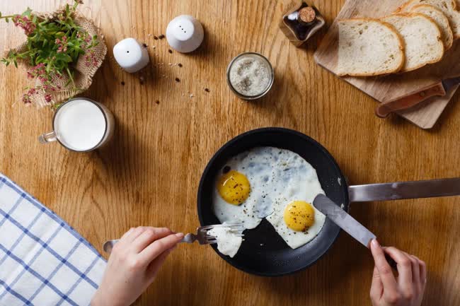 Trứng xào, rán, luộc, ăn kiểu gì sẽ bổ dưỡng hơn? Chuyên gia gợi ý cách ăn tốt nhất - Ảnh 1.