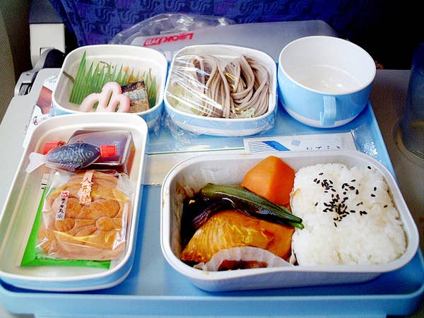 6 sự thật lạ lùng về máy bay: Tại sao đồ ăn trên máy bay kém ngon hơn bình thường? - Ảnh 1.