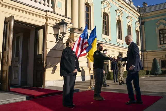 Chuyện hậu trường chuyến thăm bất ngờ của Tổng thống Biden đến Ukraine - Ảnh 2.