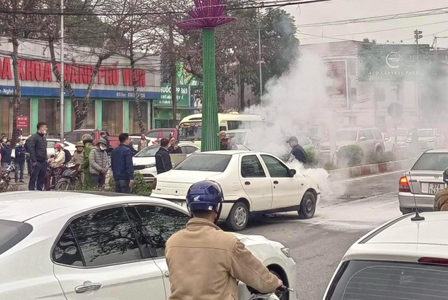 Đang chạy trên đường, ô tô bất ngờ cháy dữ dội - Ảnh 4.