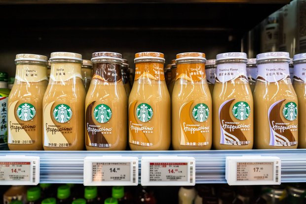 Starbucks phải thu hồi 300.000 chai cà phê do nghi chứa dị vật - Ảnh 1.