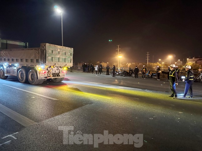Cận cảnh dàn xe hổ vồ thử tải cầu dây văng lớn nhất Việt Nam - Ảnh 10.