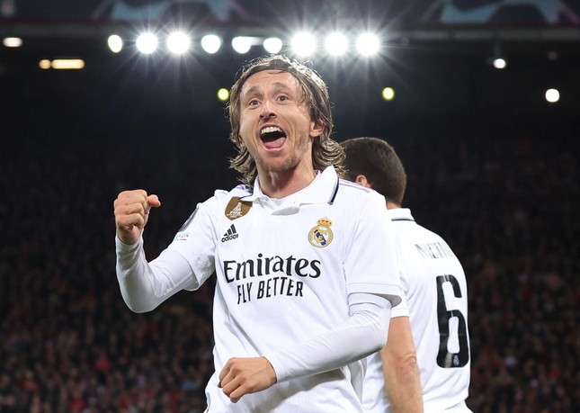 Tả xung hữu đột ở tuổi 37, Luka Modric được fan Liverpool vỗ tay ca ngợi - Ảnh 1.