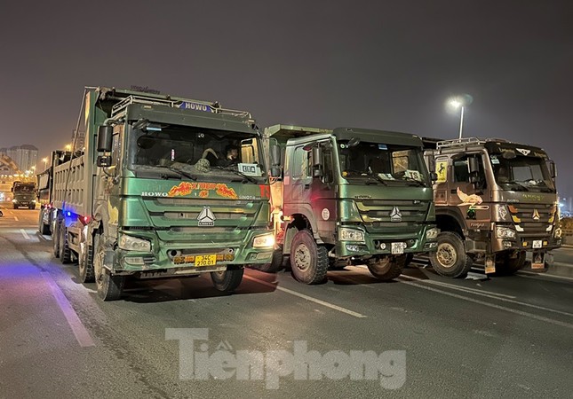 Cận cảnh dàn xe hổ vồ thử tải cầu dây văng lớn nhất Việt Nam - Ảnh 4.