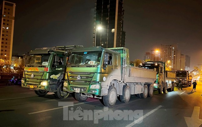 Cận cảnh dàn xe hổ vồ thử tải cầu dây văng lớn nhất Việt Nam - Ảnh 2.