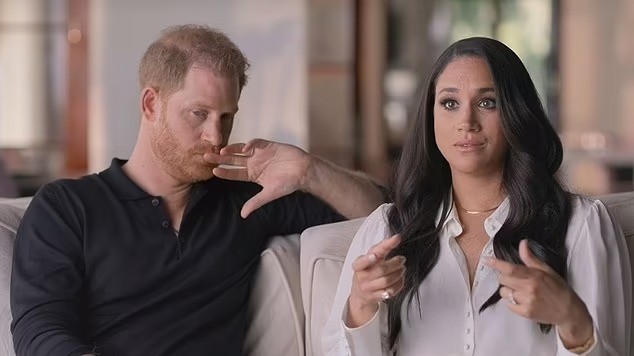 Vua Charles đẩy Harry và Meghan vào thế khó - Ảnh 2.