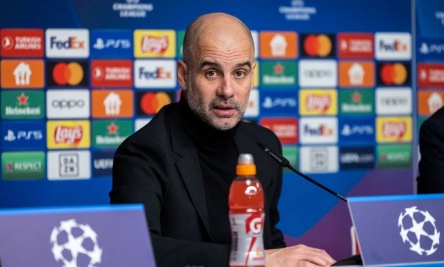 HLV Guardiola phát biểu ngạo mạn sau quyết định tranh cãi trong trận hòa của Man City - Ảnh 1.