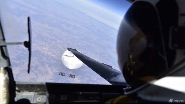Mỹ công bố ảnh phi công ‘selfie’ với khinh khí cầu Trung Quốc trên trời - Ảnh 1.