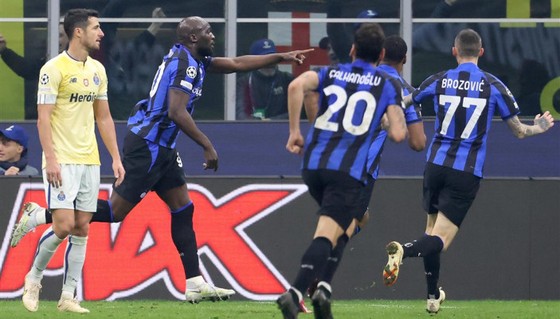 Thắng trận, cầu thủ Inter Milan vẫn xích mích trên sân đấu - Ảnh 1.