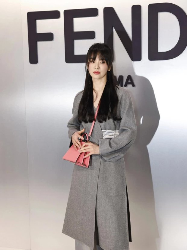  Song Hye Kyo đại náo Milan Fashion Week: Visual gây sốt khi sánh bên nam thần Hứa Quang Hán, được khán giả rần rần ủng hộ - Ảnh 9.
