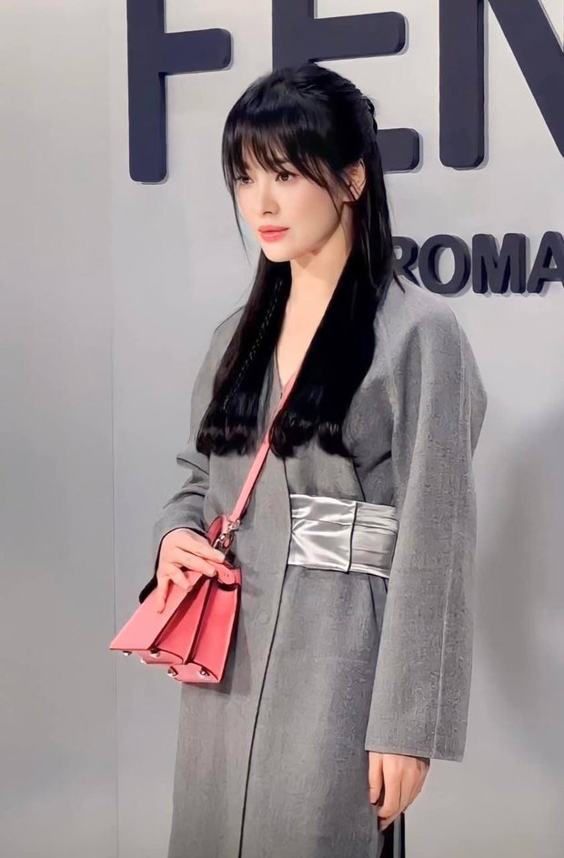  Song Hye Kyo đại náo Milan Fashion Week: Visual gây sốt khi sánh bên nam thần Hứa Quang Hán, được khán giả rần rần ủng hộ - Ảnh 8.