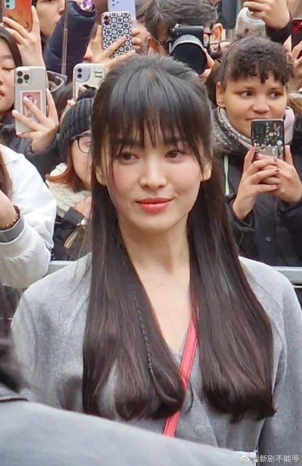  Song Hye Kyo đại náo Milan Fashion Week: Visual gây sốt khi sánh bên nam thần Hứa Quang Hán, được khán giả rần rần ủng hộ - Ảnh 7.