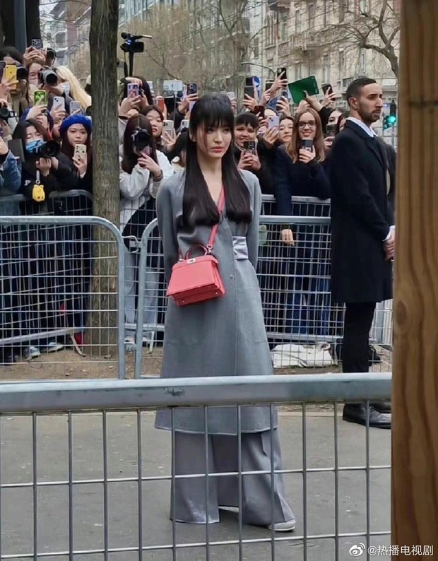  Song Hye Kyo đại náo Milan Fashion Week: Visual gây sốt khi sánh bên nam thần Hứa Quang Hán, được khán giả rần rần ủng hộ - Ảnh 6.