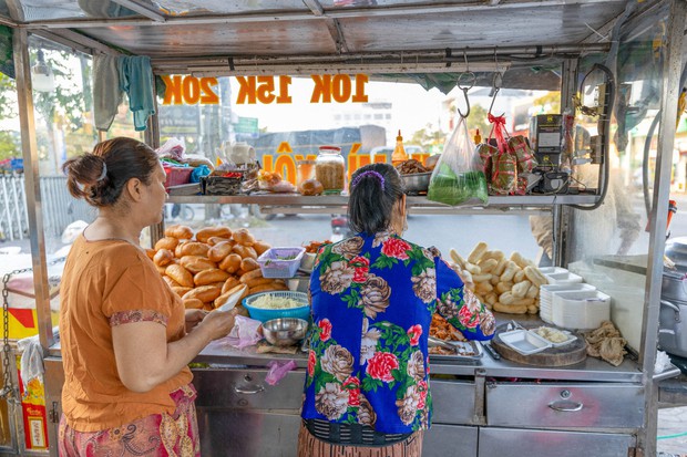 Xe bánh mì của 6 anh chị em nổi tiếng khắp Cần Thơ nhờ sáng tạo ra ổ bánh đặc biệt siêu mini và có sữa đặc - Ảnh 2.