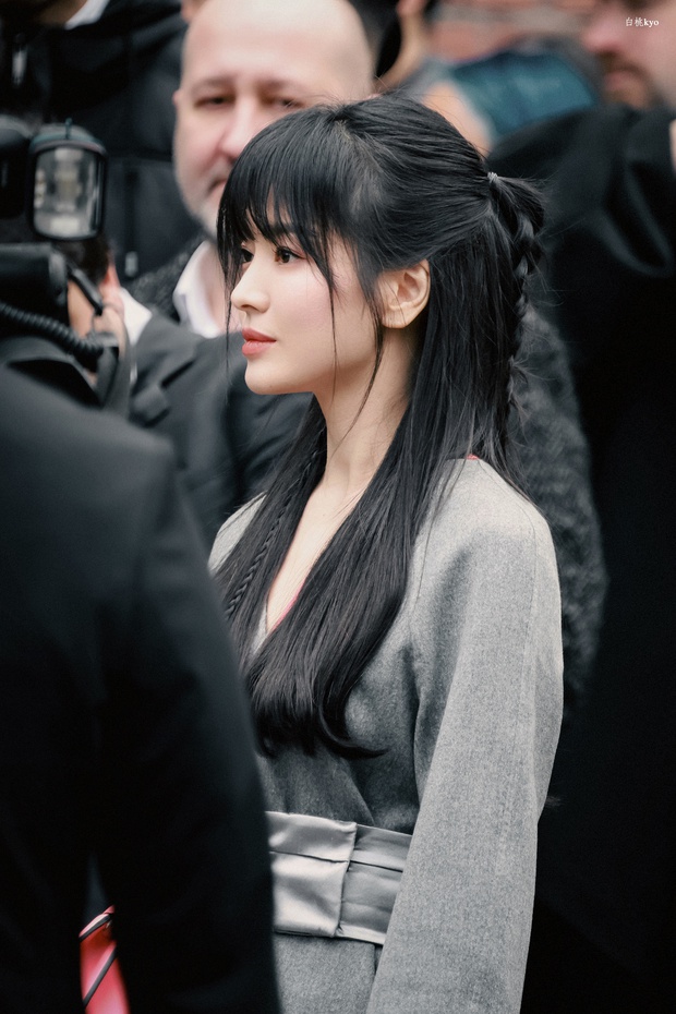  Song Hye Kyo đại náo Milan Fashion Week: Visual gây sốt khi sánh bên nam thần Hứa Quang Hán, được khán giả rần rần ủng hộ - Ảnh 4.
