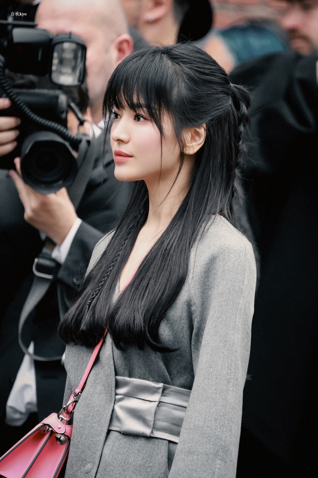  Song Hye Kyo đại náo Milan Fashion Week: Visual gây sốt khi sánh bên nam thần Hứa Quang Hán, được khán giả rần rần ủng hộ - Ảnh 3.
