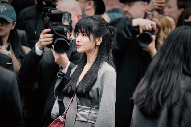  Song Hye Kyo đại náo Milan Fashion Week: Visual gây sốt khi sánh bên nam thần Hứa Quang Hán, được khán giả rần rần ủng hộ - Ảnh 2.