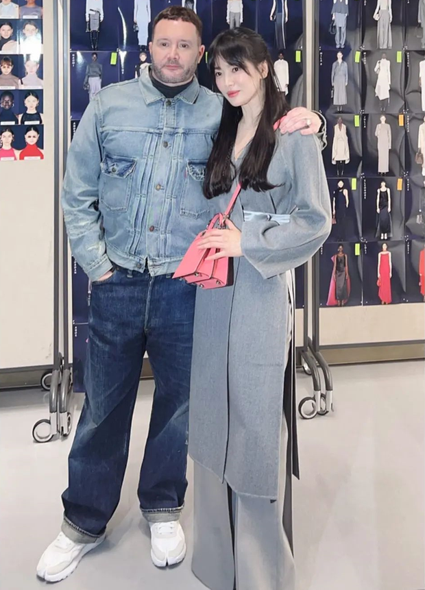  Song Hye Kyo đại náo Milan Fashion Week: Visual gây sốt khi sánh bên nam thần Hứa Quang Hán, được khán giả rần rần ủng hộ - Ảnh 17.