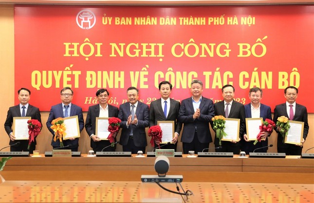 Chủ tịch Hà Nội Trần Sỹ Thanh trao quyết định công tác cán bộ - Ảnh 1.