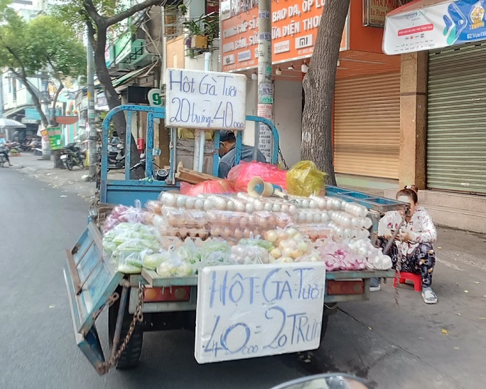 TP HCM: Trứng gà giá rẻ đổ ra đường - Ảnh 2. TP HCM: Trứng gà giá rẻ đổ ra đường - Ảnh 2.