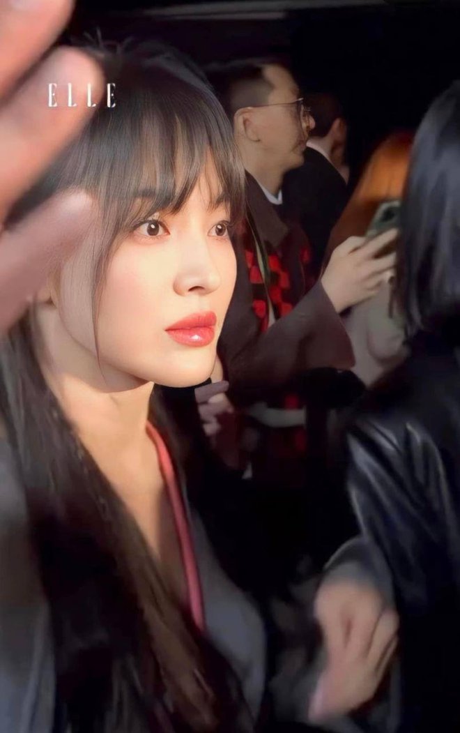  Song Hye Kyo đại náo Milan Fashion Week: Visual gây sốt khi sánh bên nam thần Hứa Quang Hán, được khán giả rần rần ủng hộ - Ảnh 11.