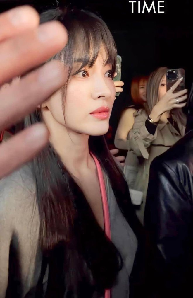  Song Hye Kyo đại náo Milan Fashion Week: Visual gây sốt khi sánh bên nam thần Hứa Quang Hán, được khán giả rần rần ủng hộ - Ảnh 10.