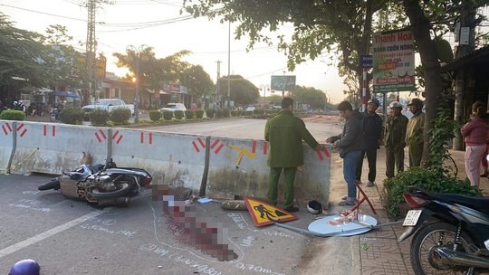 Tông vào tường chắn ngang đường, 1 thanh niên tử vong - Ảnh 1.