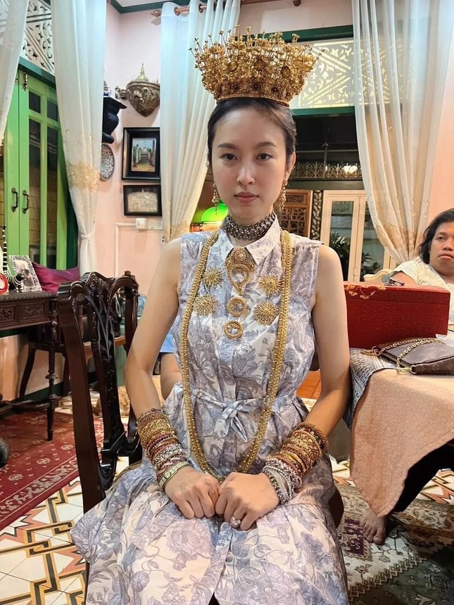 Vương miện vàng của Hoa hậu chuyển giới đẹp nhất Thái Lan trong ngày cưới - Ảnh 1.