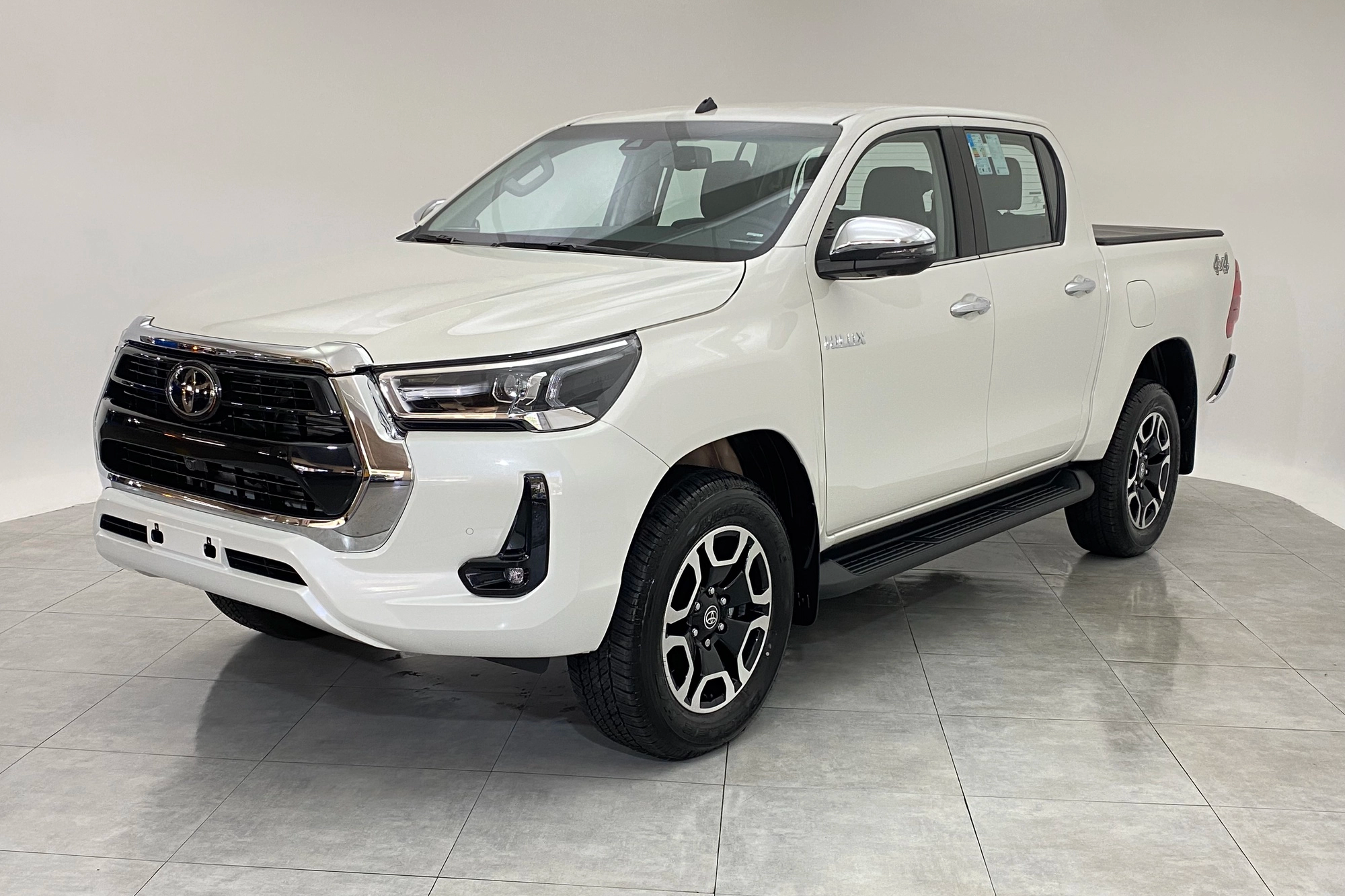 Lộ trang bị Toyota Hilux 2023 bản đầu tiên về Việt Nam: Thêm nâng cấp nhưng chưa đủ hot để làm khó Ranger - Ảnh 1.