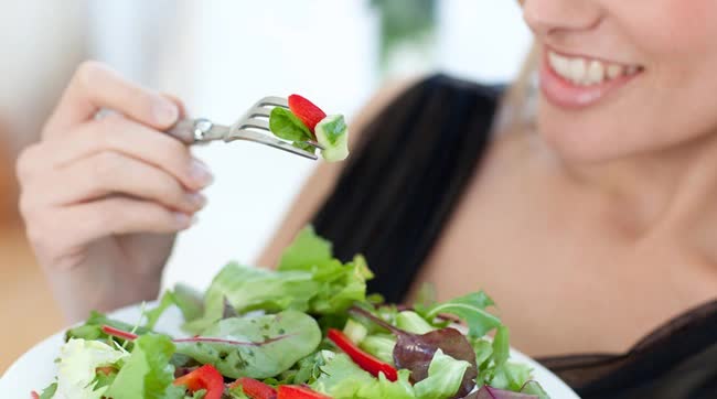 Chuyên gia dinh dưỡng bật mí 5 mẹo giúp giảm cân mà không phải nhịn ăn - Ảnh 1.